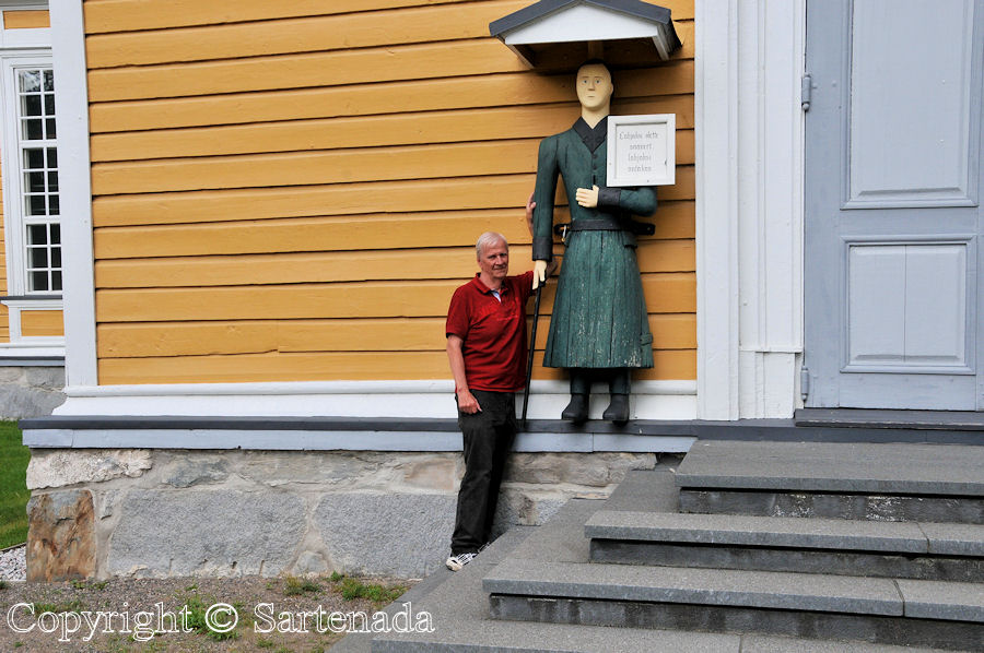Veteli - Poorman statues. Wooden beggar statues. Finnish pauper sculptures